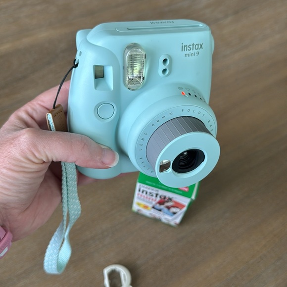 Fujifilm Instax Mini 9 Instant Camera (Ice Blue) with Instax Mini Film Pack - Picture 8 of 9